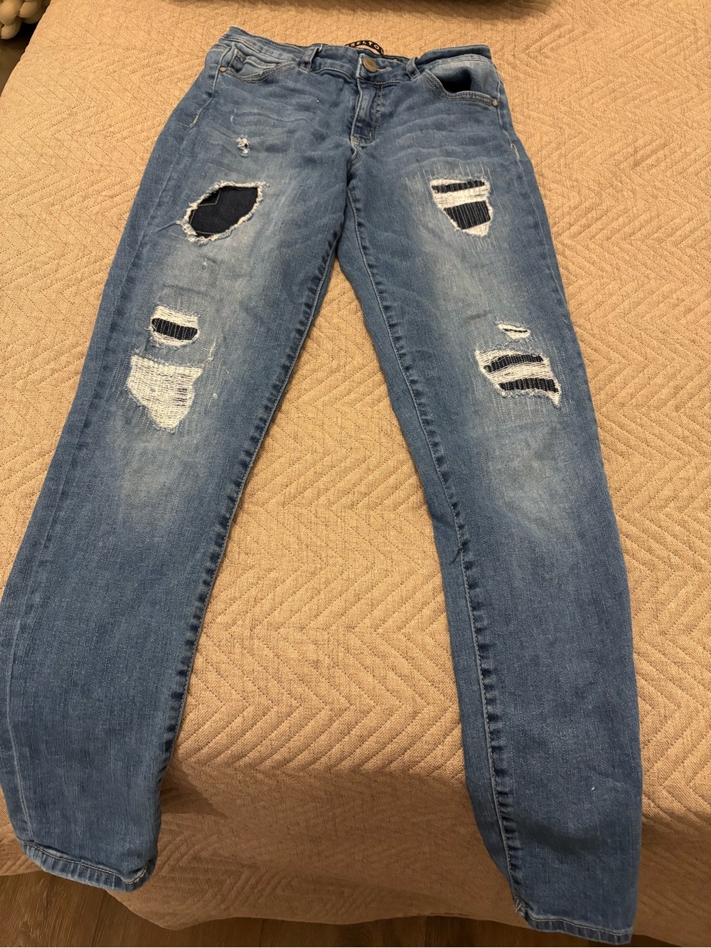 Tinseltown Women’s Light Blue Distressed Skinny Jeans